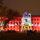Das Hauptgebäude der Universität Rostock zur Lichtwoche 2024