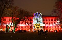 Das Hauptgebäude der Universität Rostock zur Lichtwoche 2024