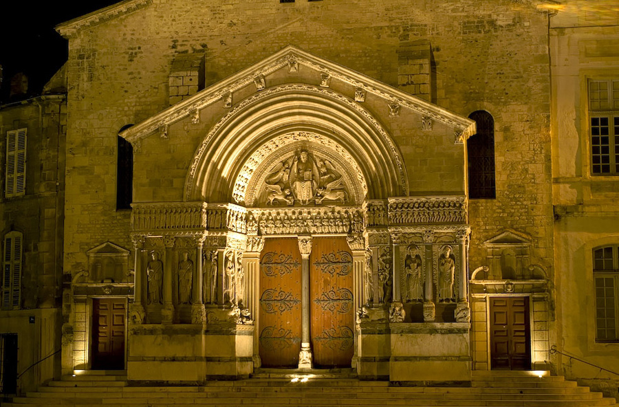 Das Hauptportal der Église Saint Trophime in Arles