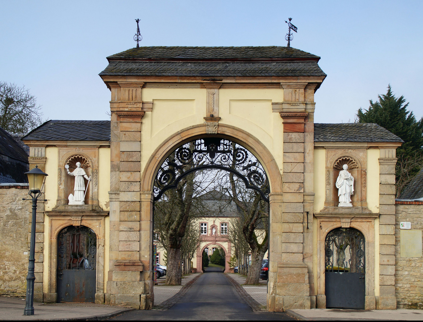 Das Hauptportal des Kloster Steinfeld