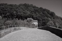 das Haus am Ende der Brücke