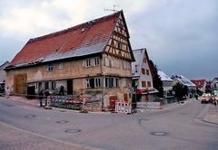 Das Haus am Rande der Straße