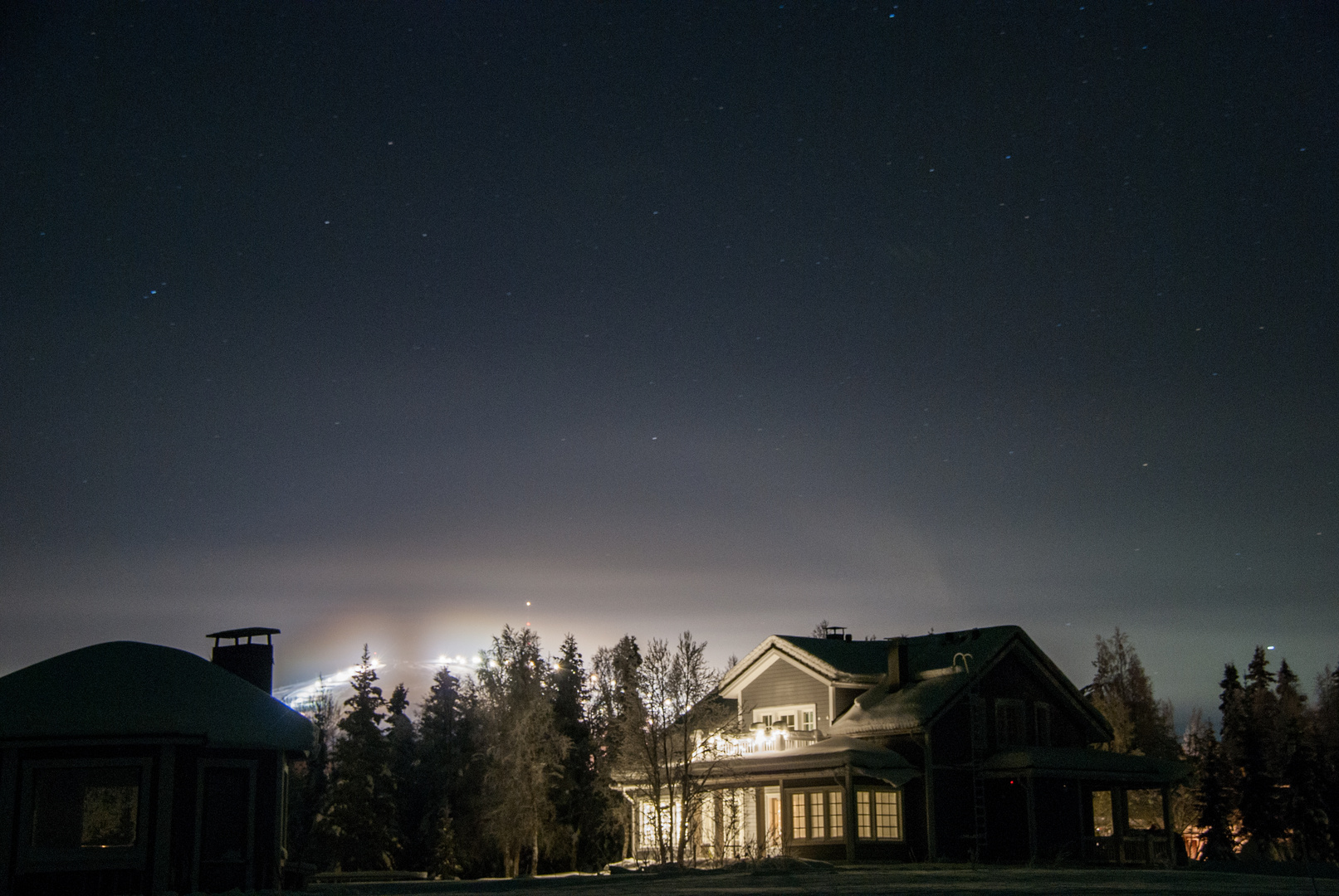 Das Haus am See bei Nacht