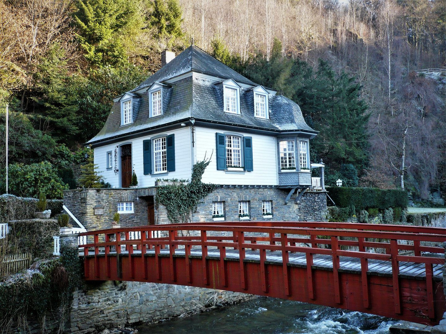 --  das haus an der brücke   --