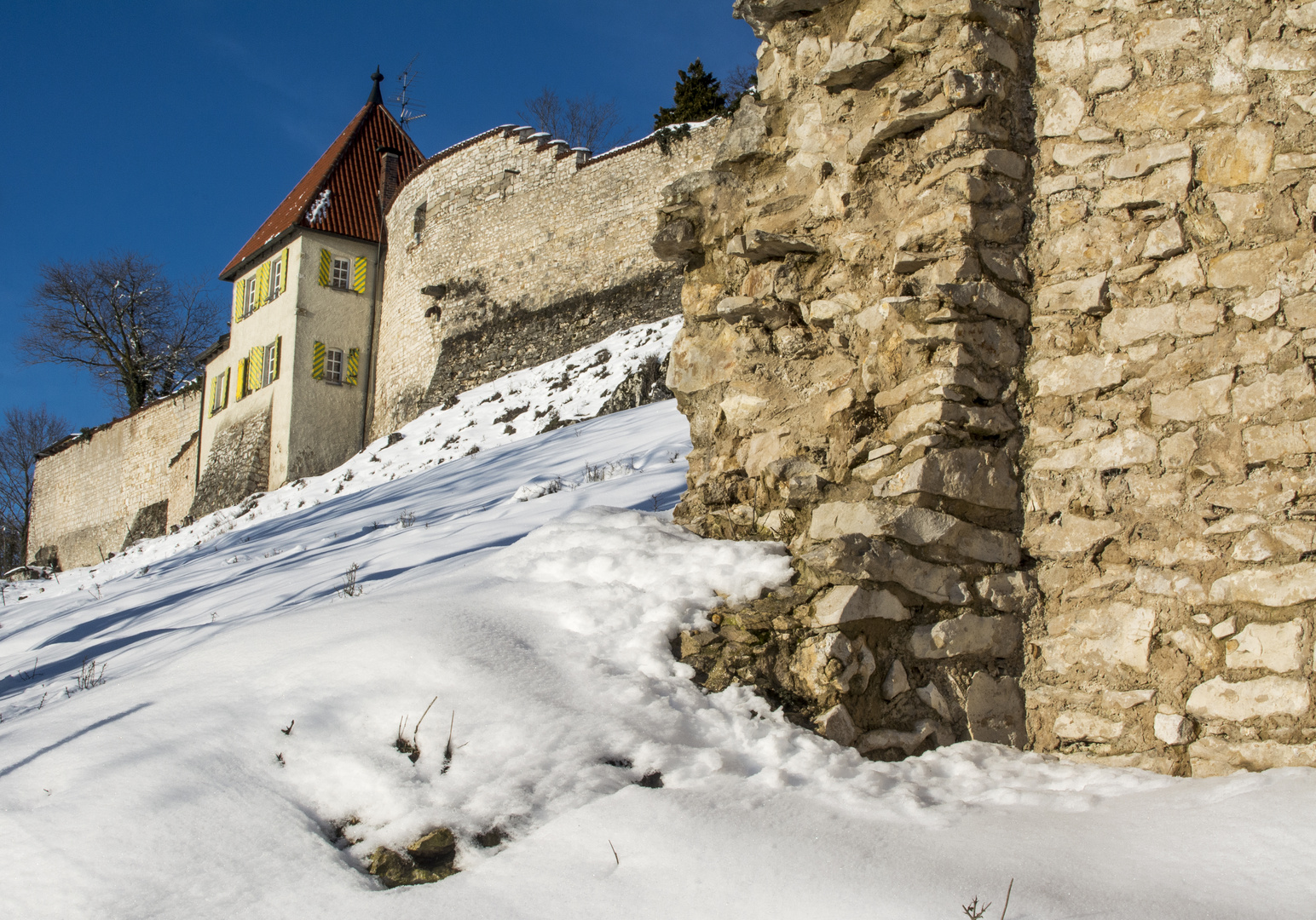 das Haus an der Burgmauer