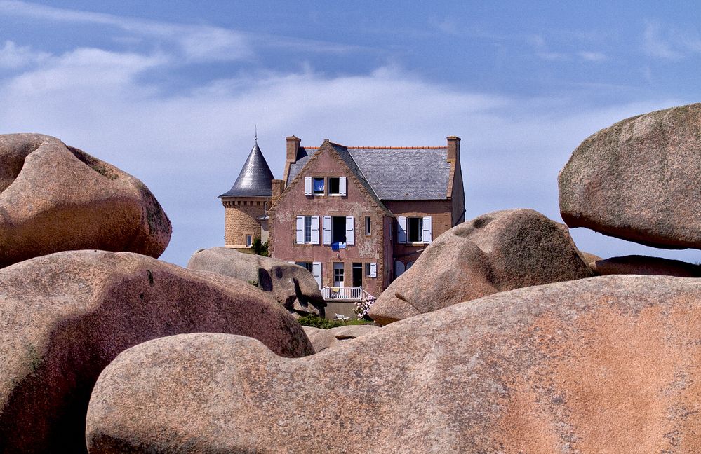 das Haus hinter den Steinen