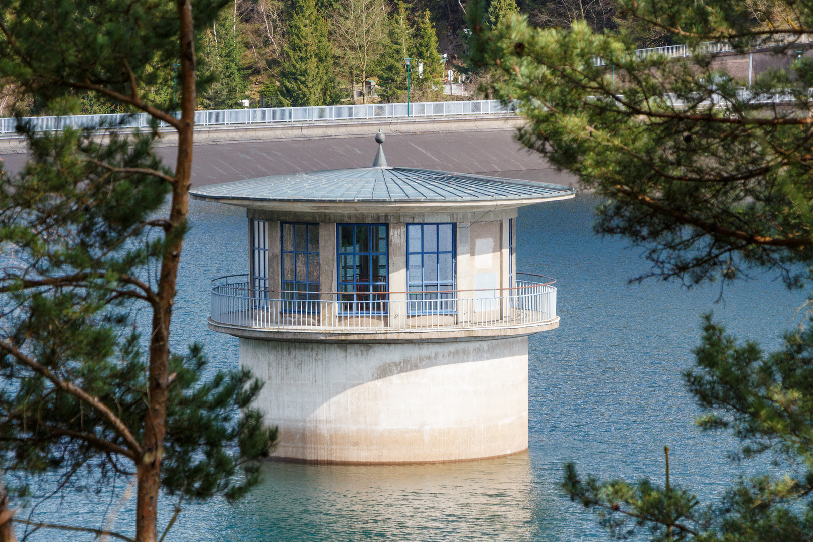 "Das Haus im See" - Wasserentnahmeturm der Ohra-Talsperre