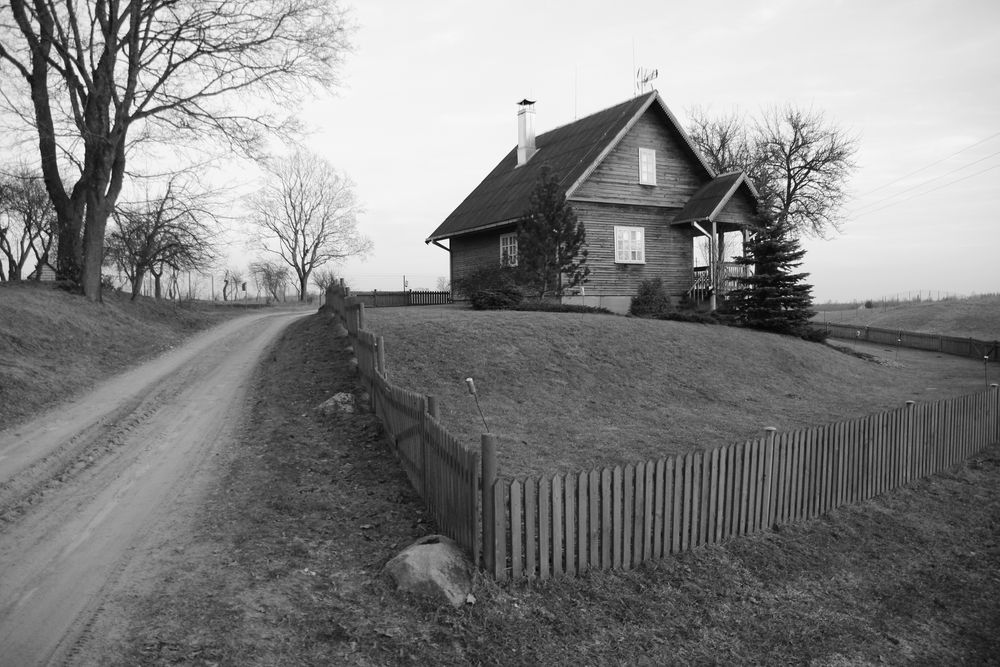 Das Haus neben dem Feldweg...