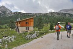 Das Haus steht im Nationalpark Fanes-.Sennes-Prags