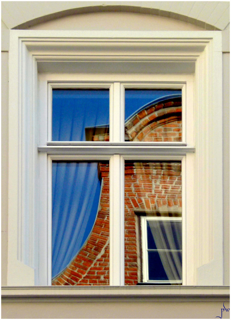 Das Haus von gegenüber im Fenster Foto &amp; Bild spezial