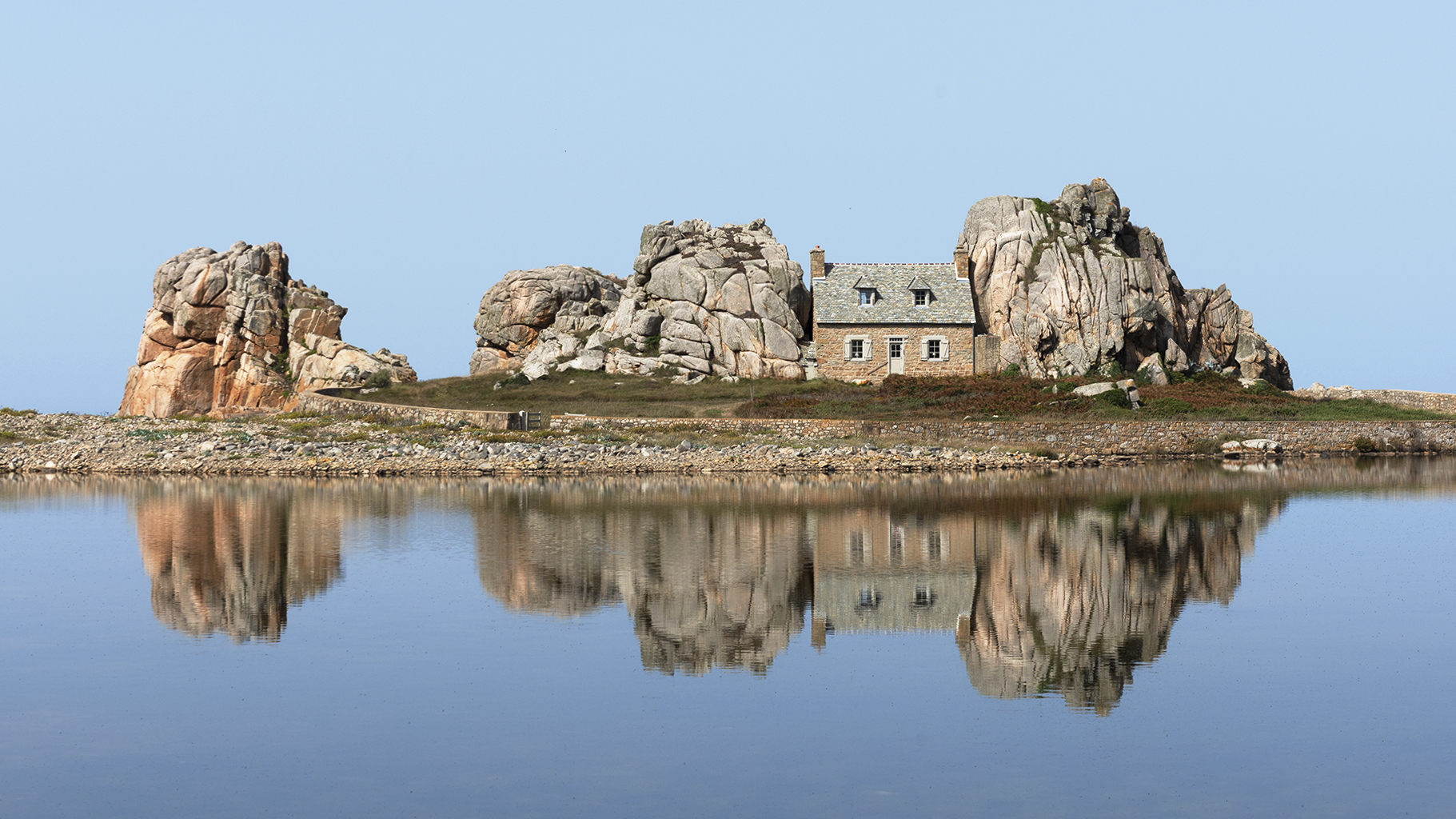 Das Haus zwischen den Felsen