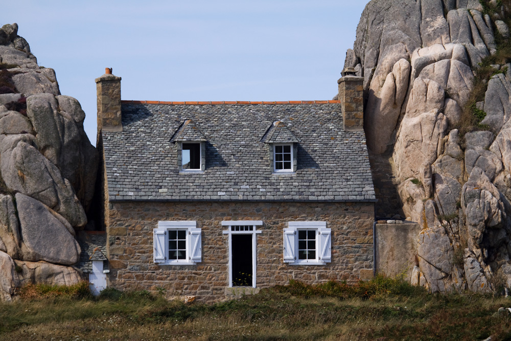 das Haus zwischen den Felsen