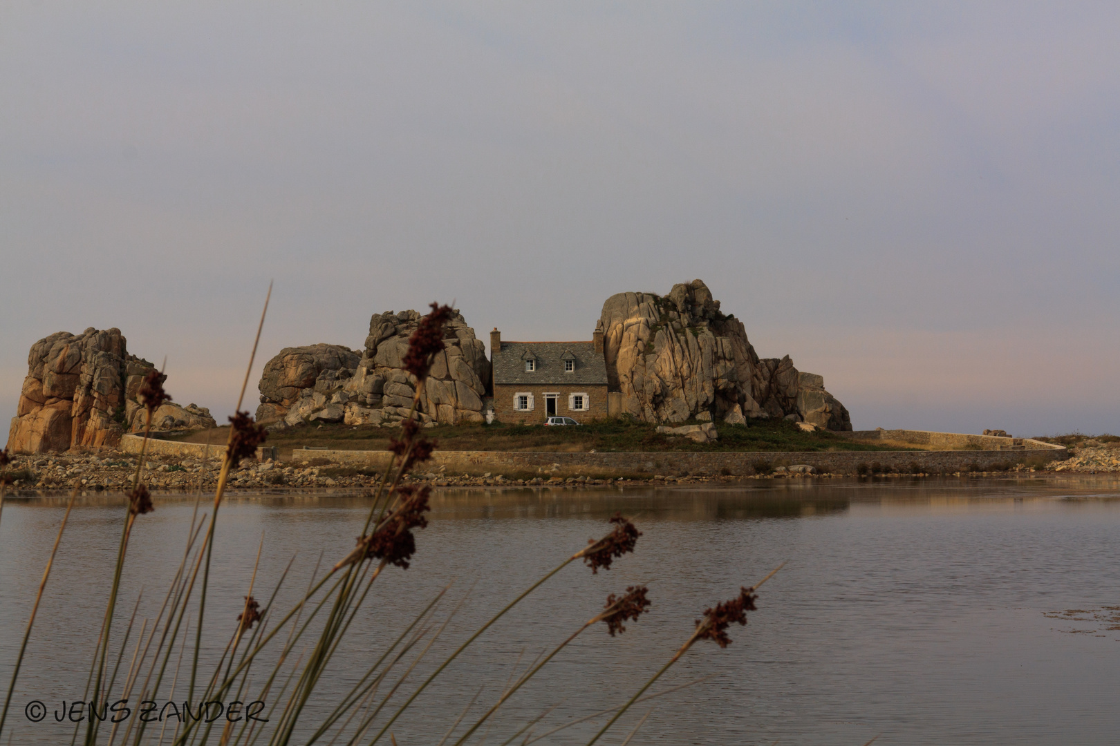 Das Haus Zwischen Den Felsen Foto Bild Europe France