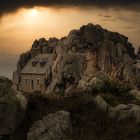 Das Haus zwischen den Felsen an der "Pointe du Château"