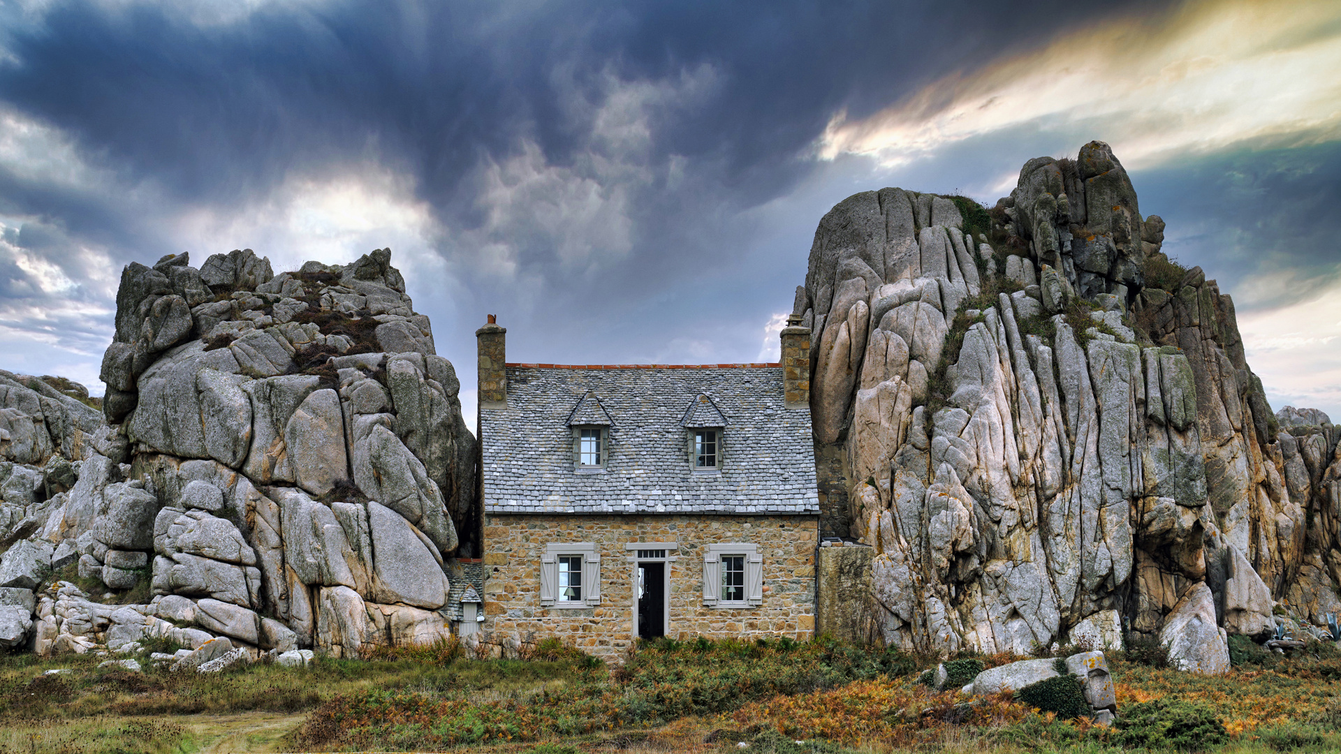 Das Haus zwischen den Felsen (Bretagne)