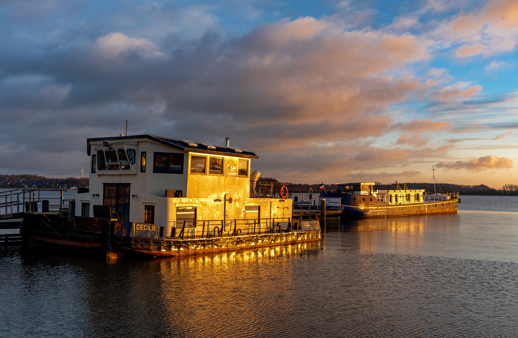Das Hausboot bei einem Sonnenuntergang