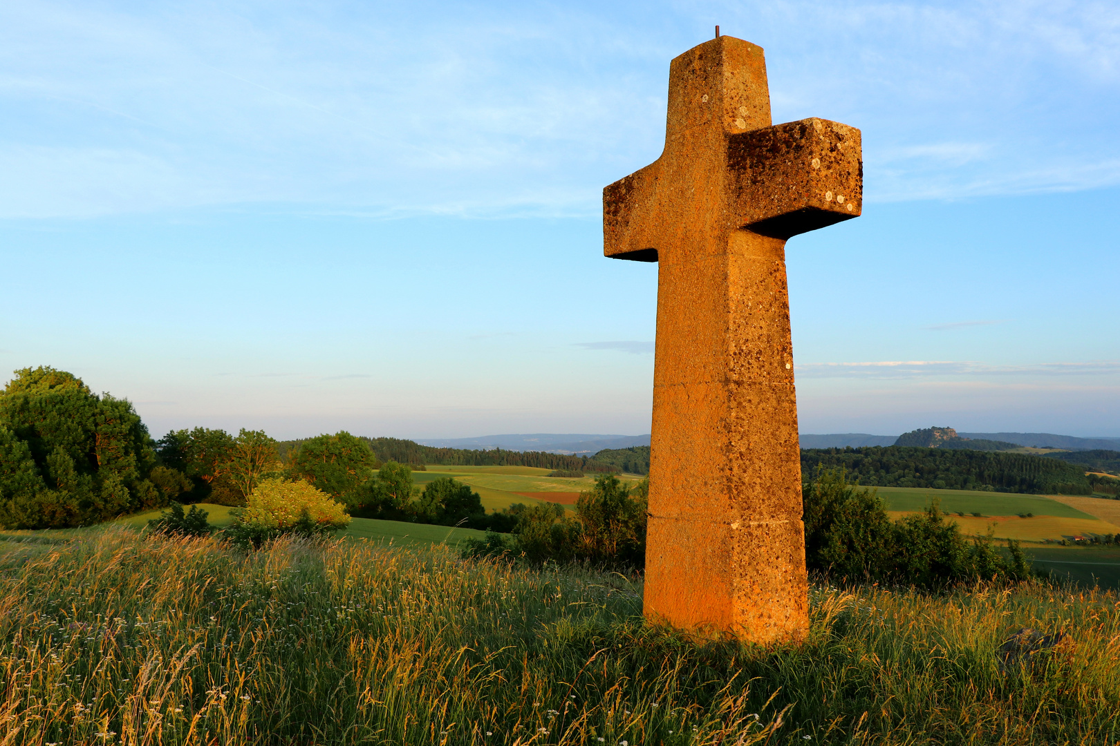 Das Hegaukreuz im Licht der untergehenden Sonne