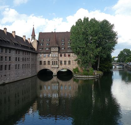 das Heilig-Geist-Hospital im Spiegel der Pegnitz. Nürnberg August 2025