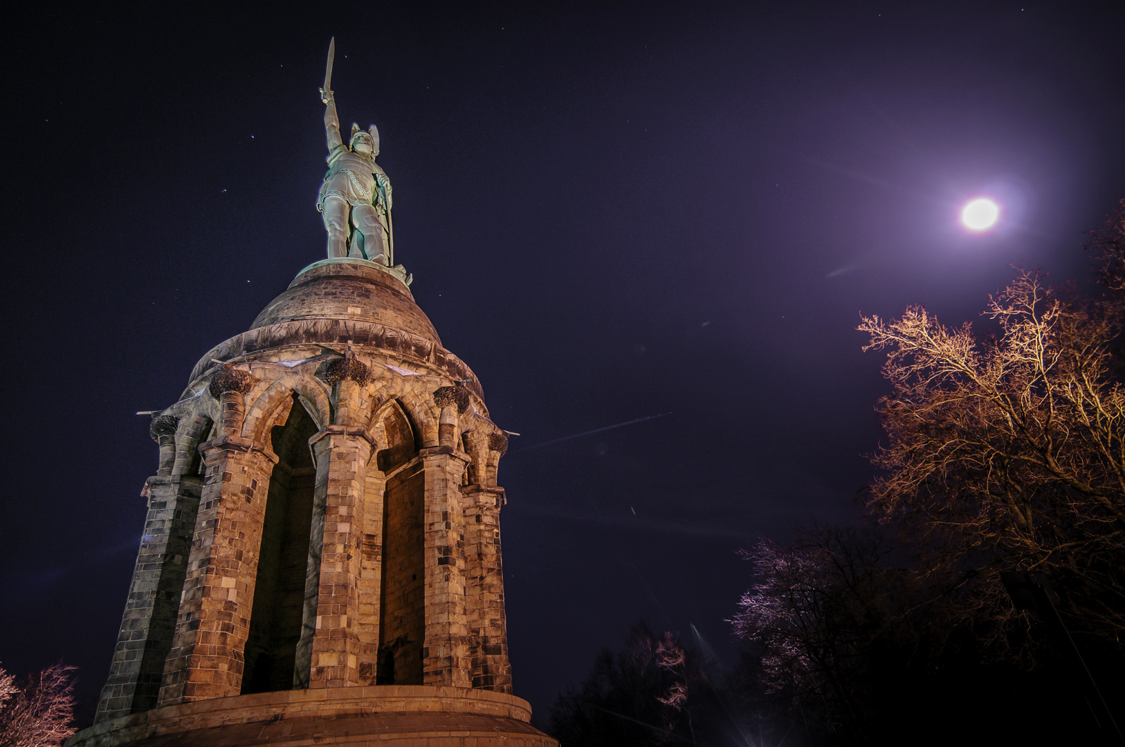 Das Hermansdenkmal bei Vollmond