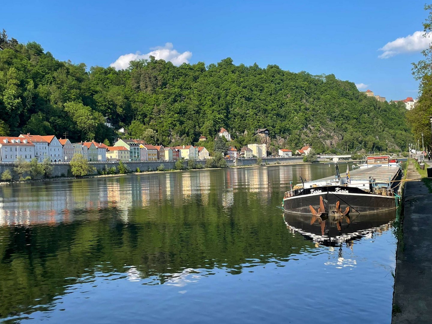 das Himmelsblau spiegelt sich in der Donau