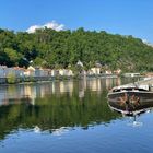 das Himmelsblau spiegelt sich in der Donau