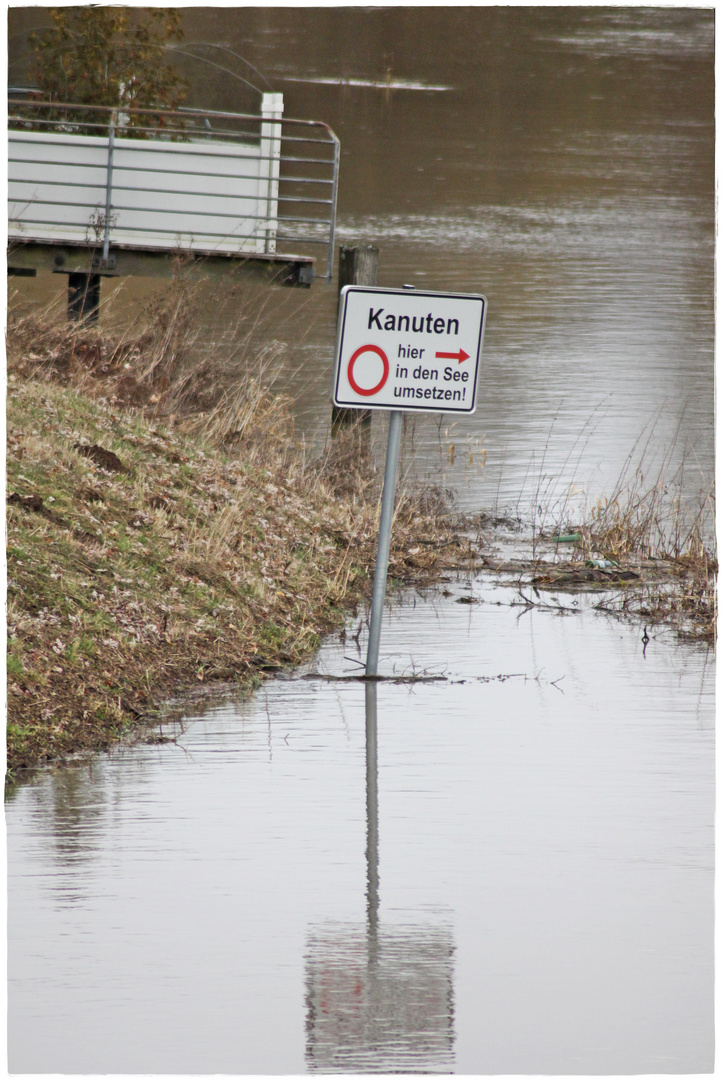 Das Hinweisschild ist baden gegangen