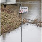 Das Hinweisschild ist baden gegangen