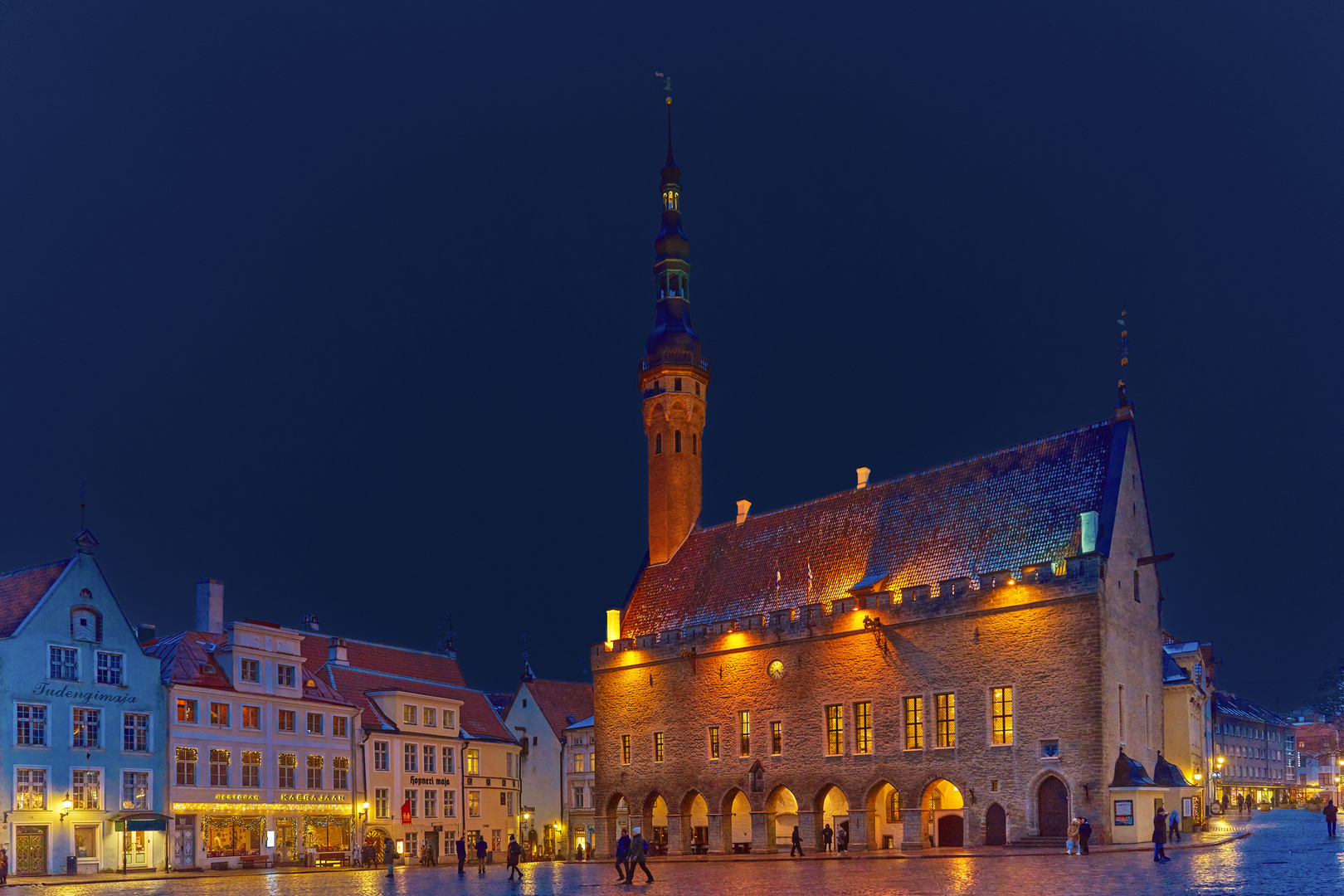 Das historische Rathaus von Tallinn im Winter