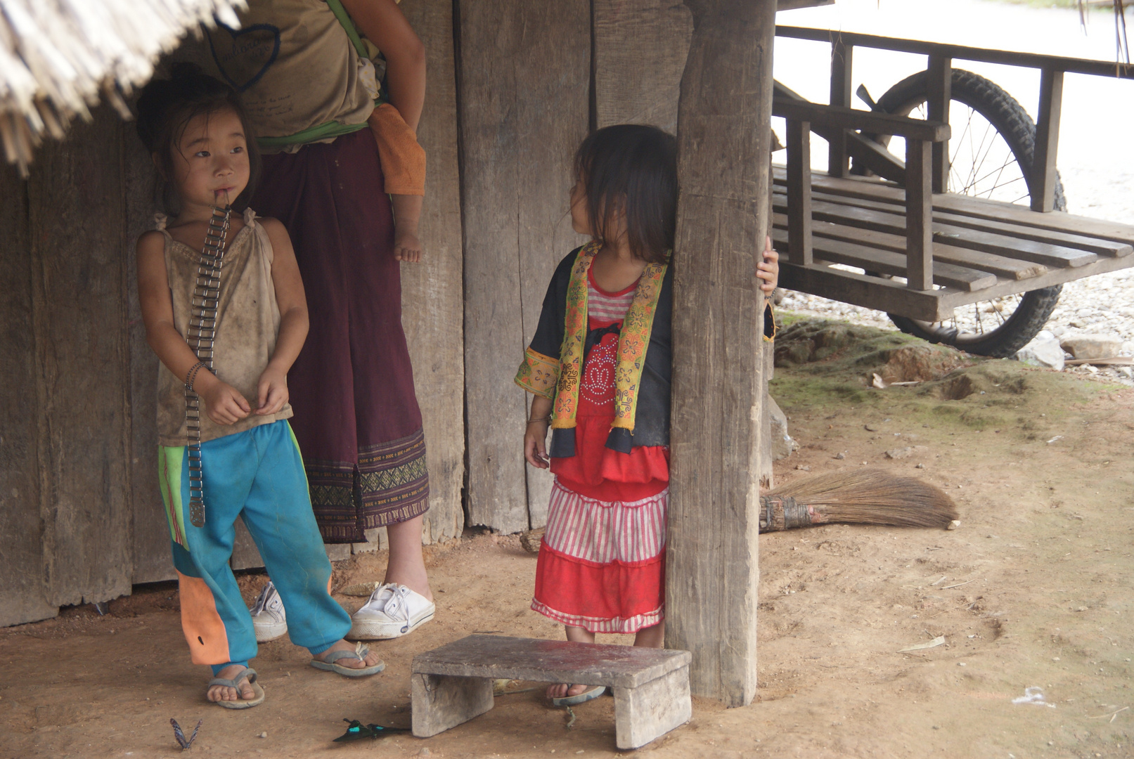 das hmong mädchen mit den zwei schmetterlingen an der leine, laos 2010