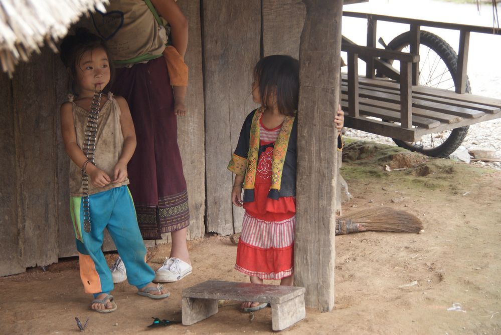 das hmong mädchen mit den zwei schmetterlingen an der leine, laos 2010