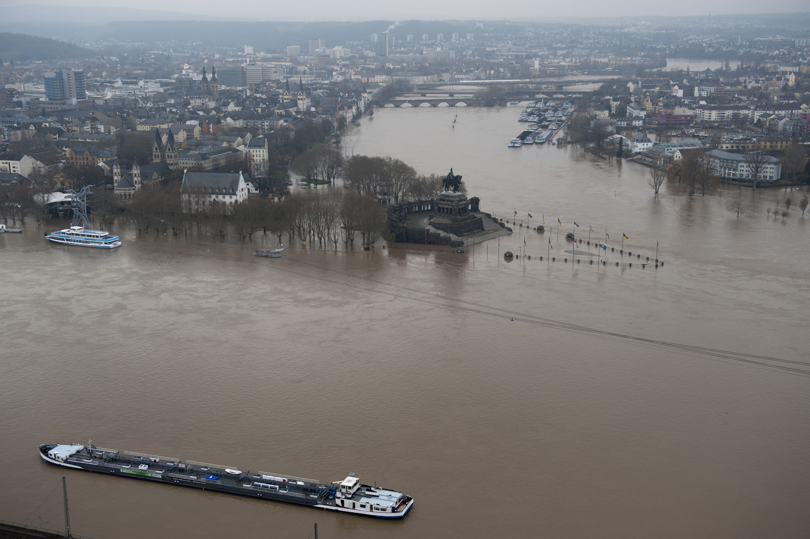 Das Hochwasser am Montag gegen 15.00h - der Scheitel steht noch bevor