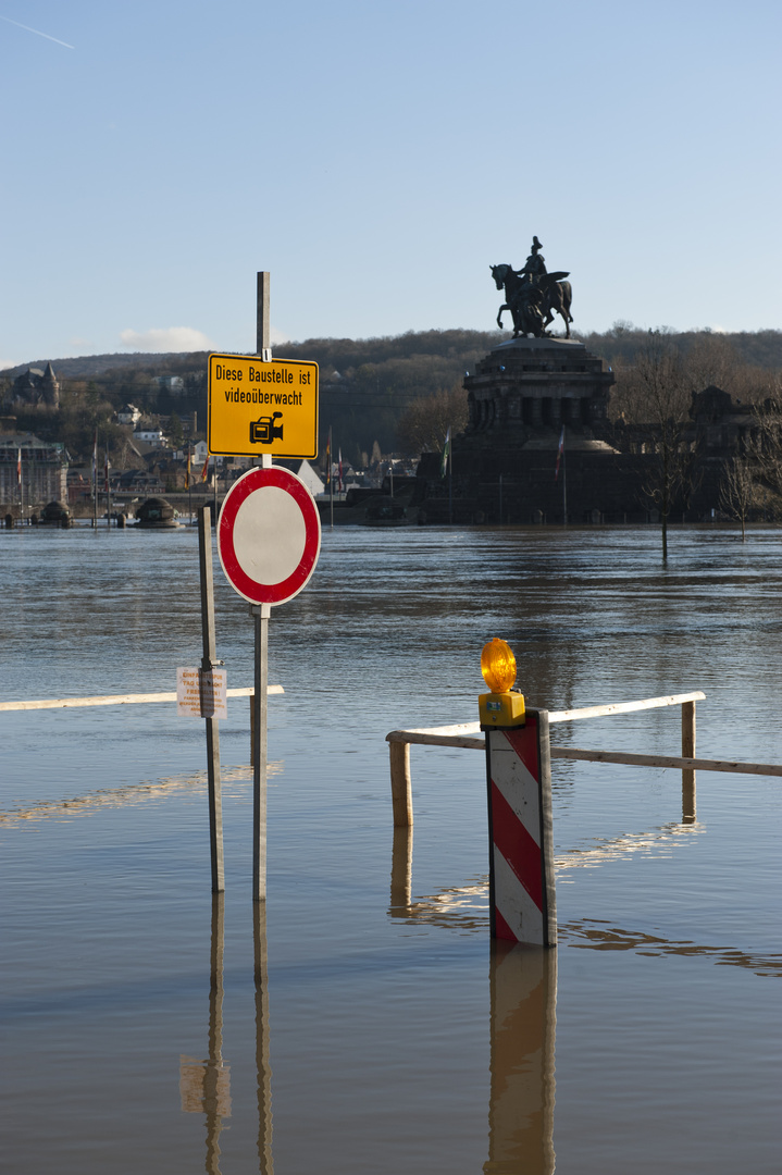 Das Hochwasser macht die Beschilderung unsinnig