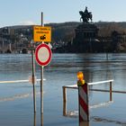 Das Hochwasser macht die Beschilderung unsinnig