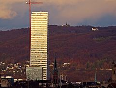 Das höchste Gebäude der Schweiz in der Abendsonne