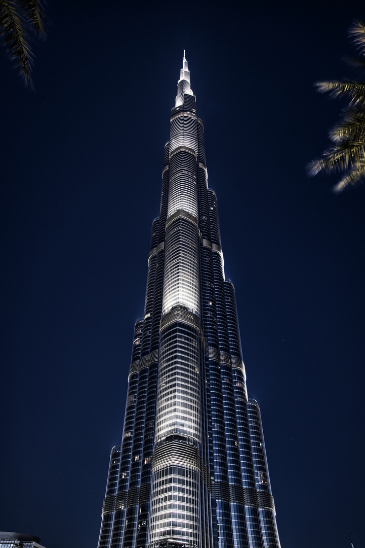 Das höchste Gebäude der Welt - der Burj Khalifa in Dubai - bei Nacht.