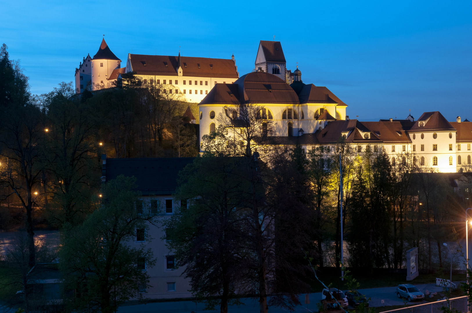 Das Hohe Schloss und St. Mang bei Nacht