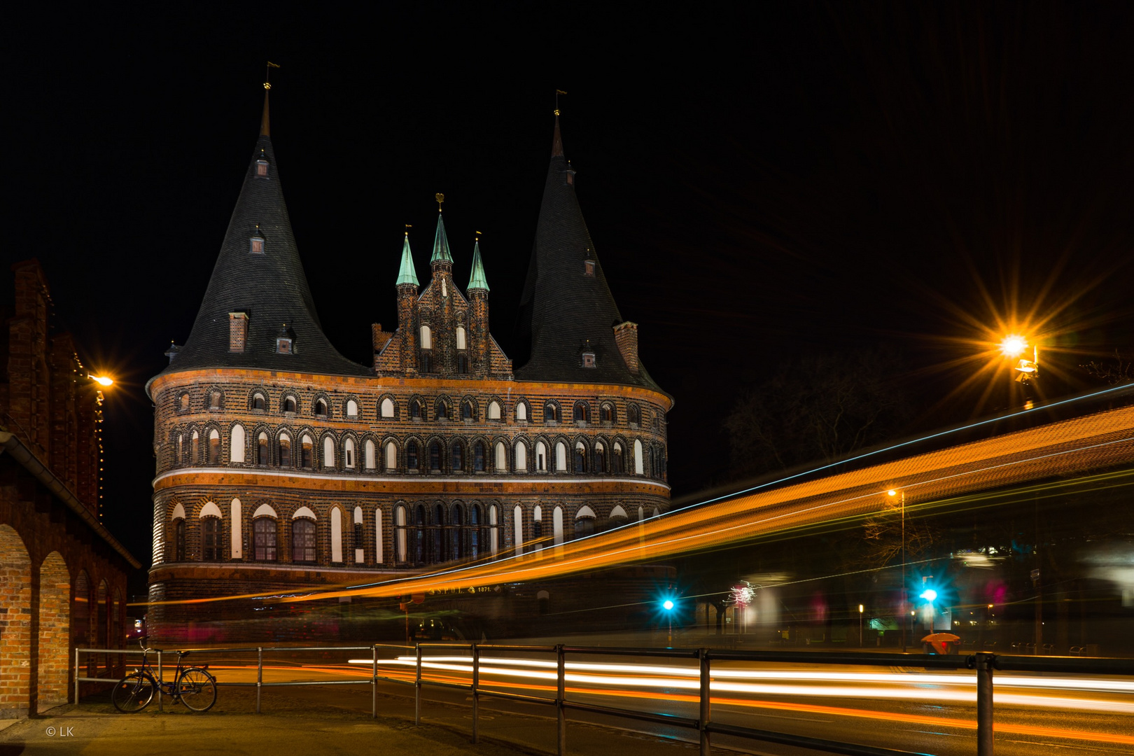 Das Holstentor bei Nacht