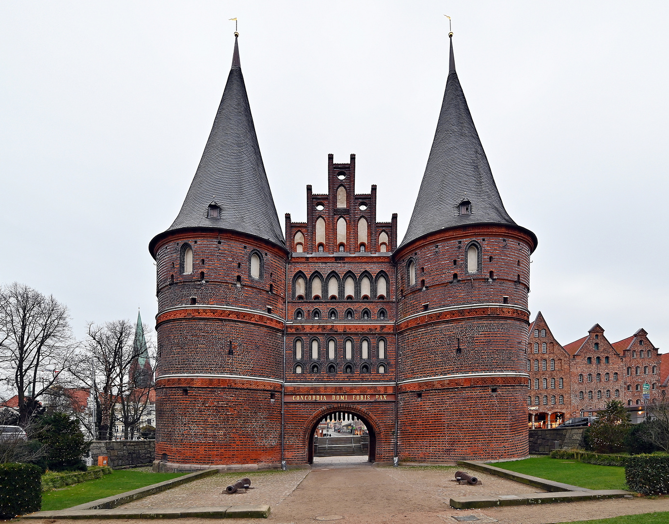 Das Holstentor in Lübeck am 4. Advent 2020