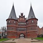 Das Holstentor in Lübeck am 4. Advent 2020