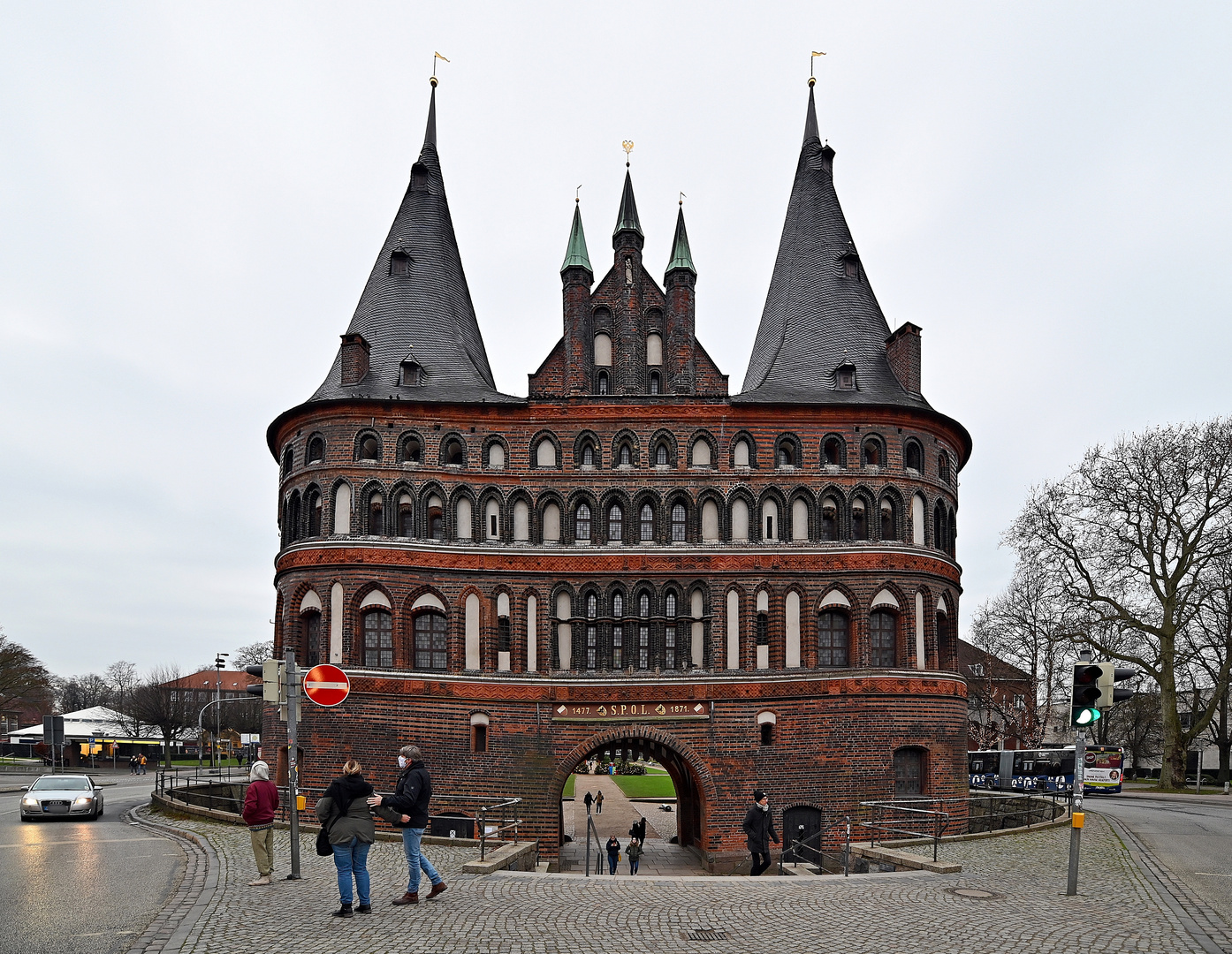 Das Holstentor in Lübeck am 4. Advent 2020