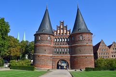 Das Holstentor in Lübeck vom Hohenzollernplatz
