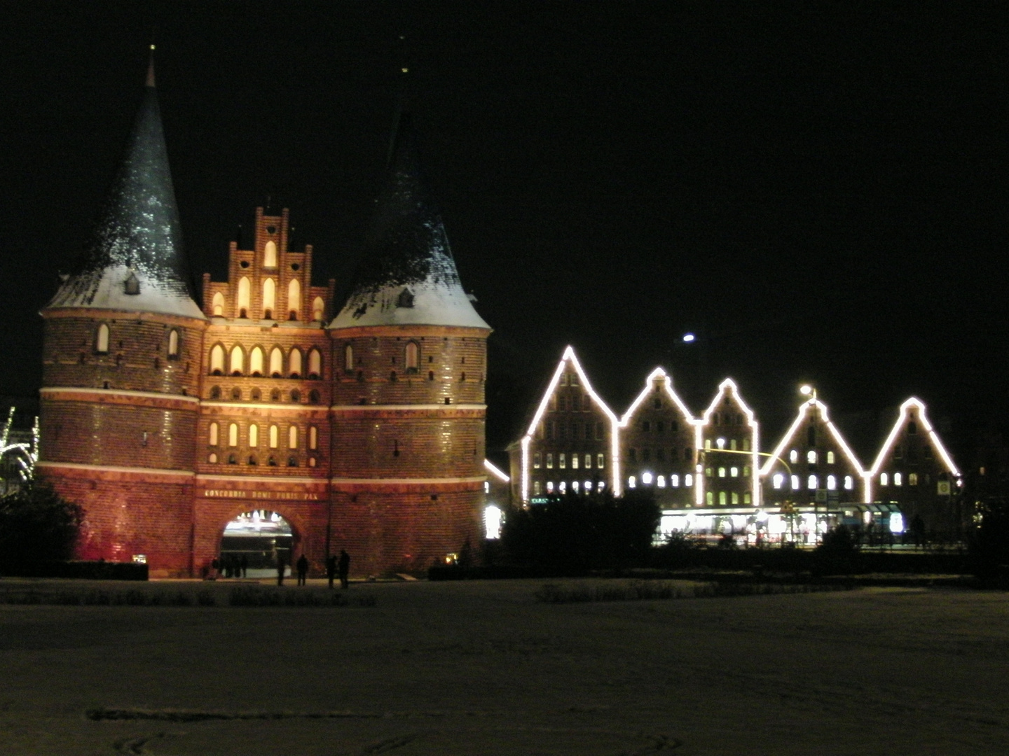 Das Holstentor mit Salzspeicher bei Nacht !