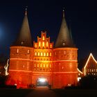 Das Holstentor zu Lübeck bei Nacht