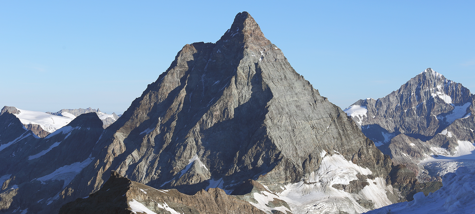 Das "Horn aller Hörner" in der Morgensonne vom 3800m hohen Breithornplateau...