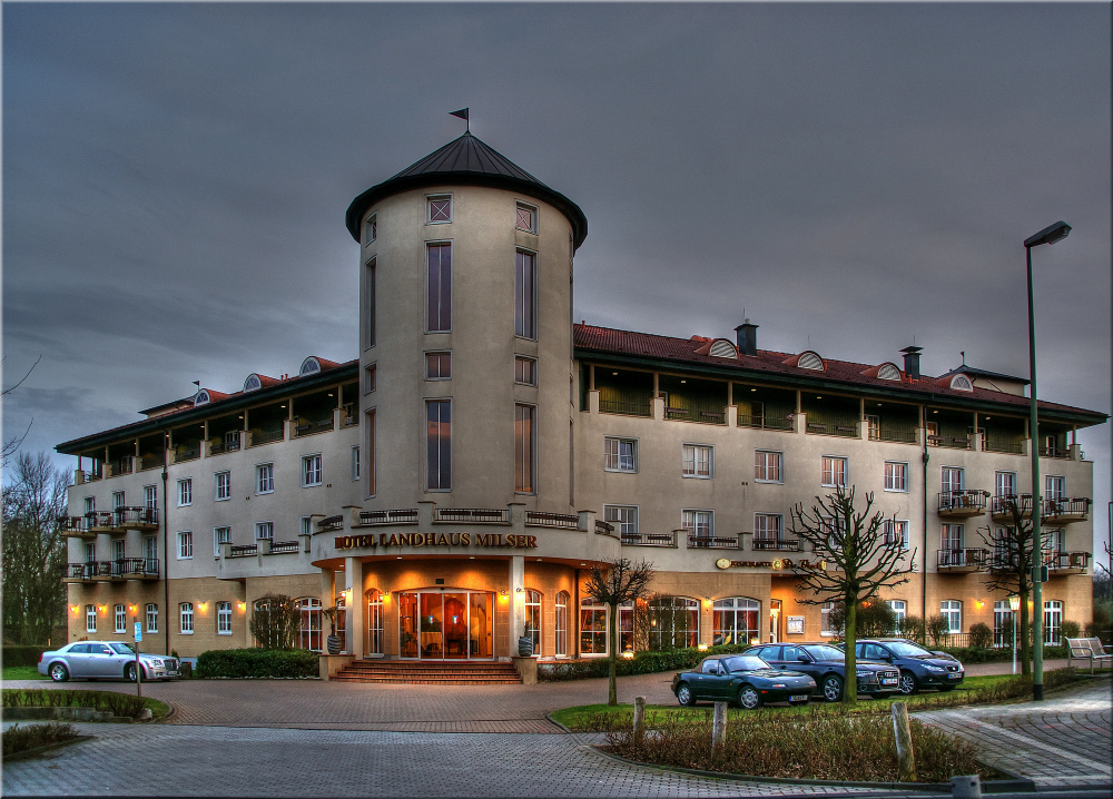 DAS HOTEL AM ABEND