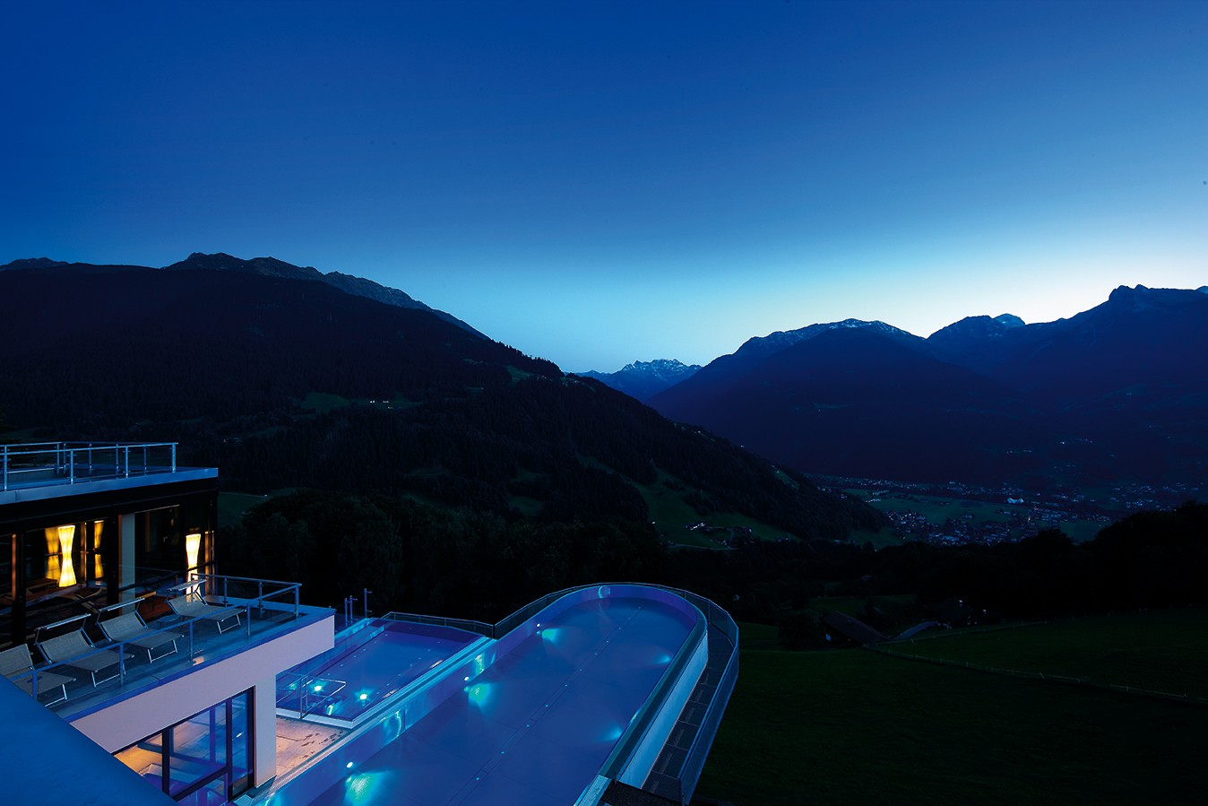 Das Hotel mit Außenbecken bei Nacht