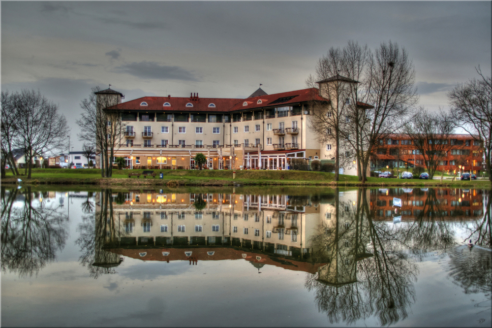 DAS  HOTEL,  RUECKSEITE