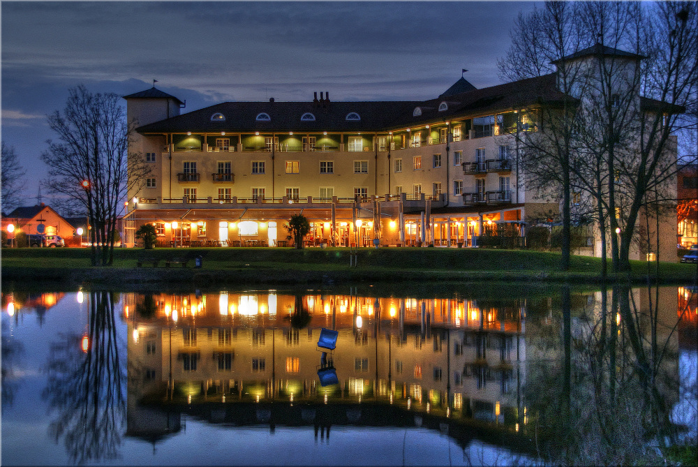 DAS HOTEL, RUECKSEITE NACHTS