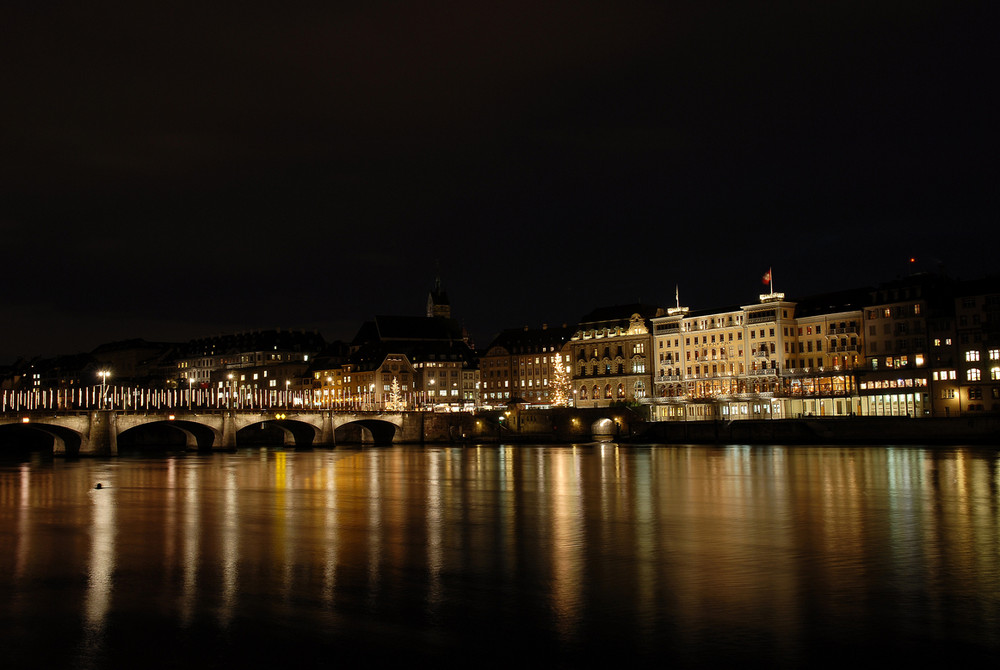 Das Hotel Trois Rois an der mittleren Rheinbrücke in Basel