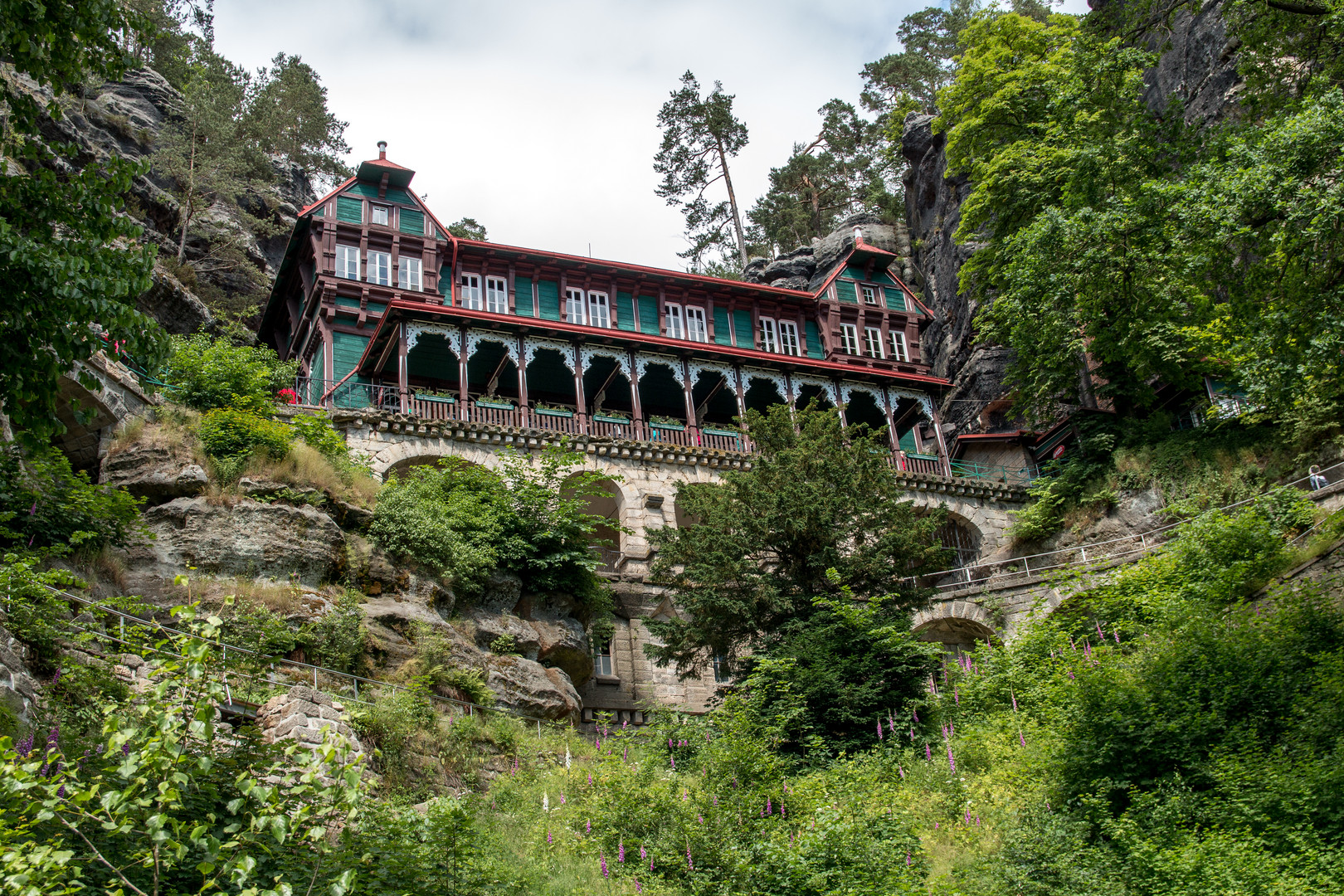 Das Hotel zwischen den Felsen